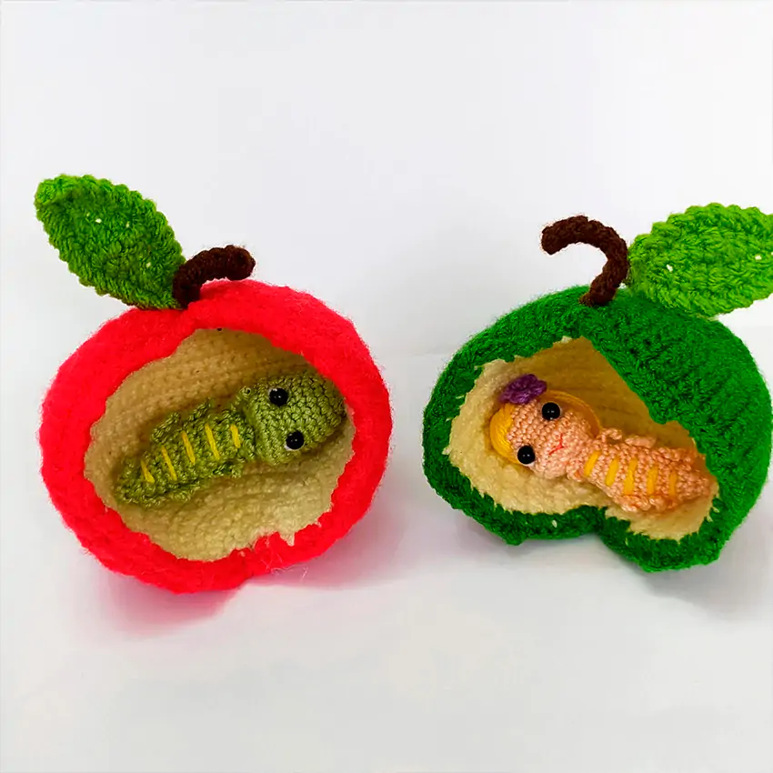 Гусеничка в яблоке