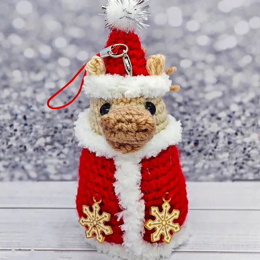 Лошадка в костюме деда мороза